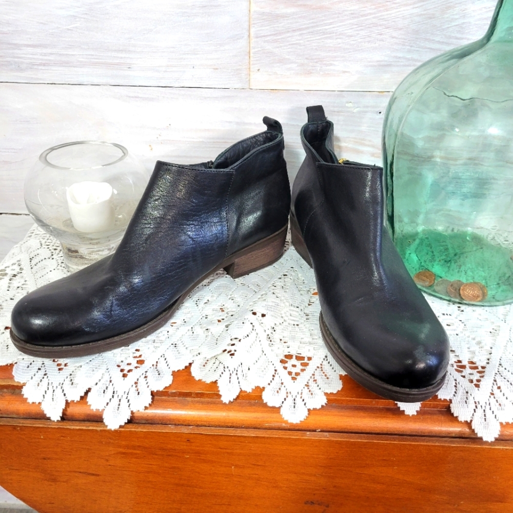 Eric Michael London Black Ankle Boots  Women's Size 39 or 8.5  Leather